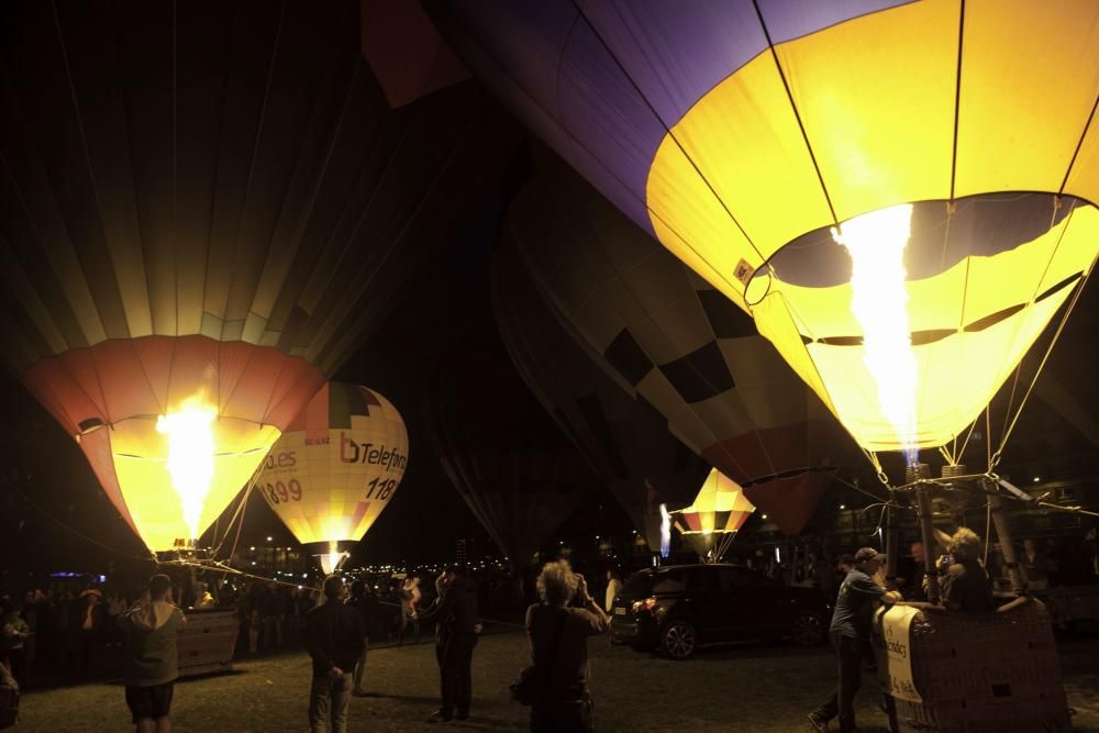 Los globos aerostáticos se iluminan con la música en el "solarón" de Gijón.