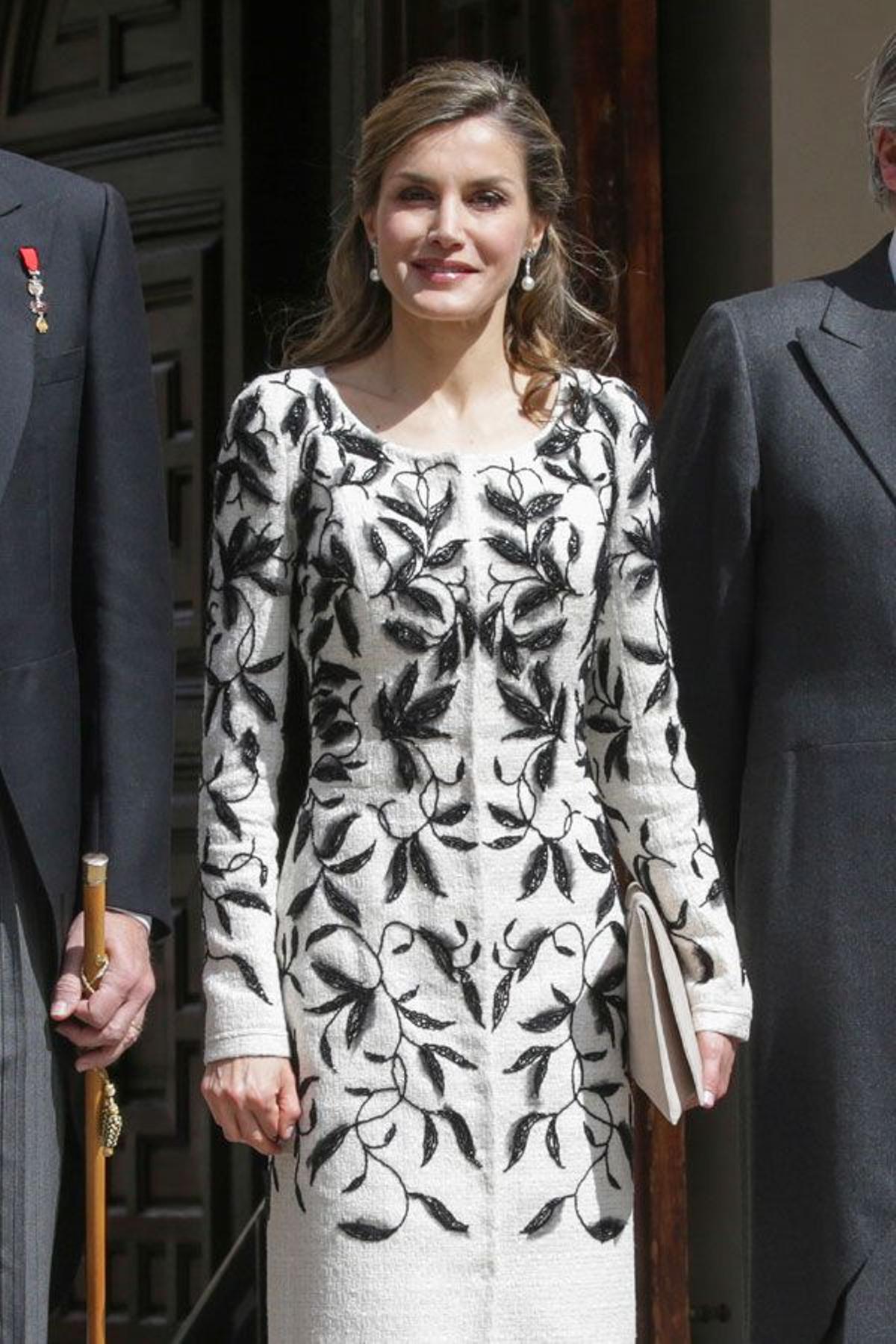 Detalle del look de Letizia Ortiz con vestido bordado de Felipe Varela