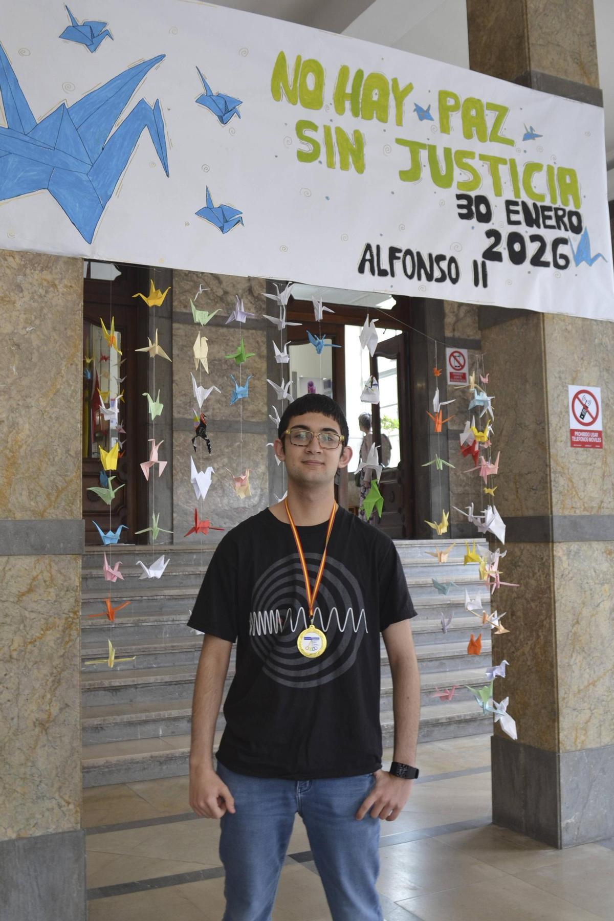 Mateo Domenech, con la medalla de oro de la Olimpiada de Física.