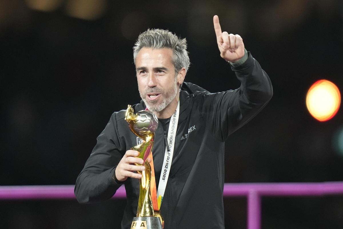 Jorge Vilda, Trainer von Spanien, feiert mit dem Pokal nach dem Sieg gegen England. Die spanische Justiz hat nun auch den ehemaligen Nationaltrainer ins Visier genommen.