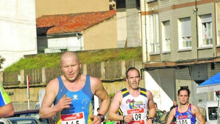 Arriba, participantes en una carrera popular. Abajo, Rodríguez Aransay y Suárez Pomeda. / lne