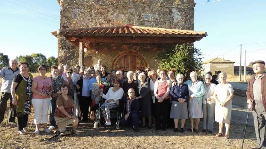 Foto de grupo con la abuela de La Torre del Valle.