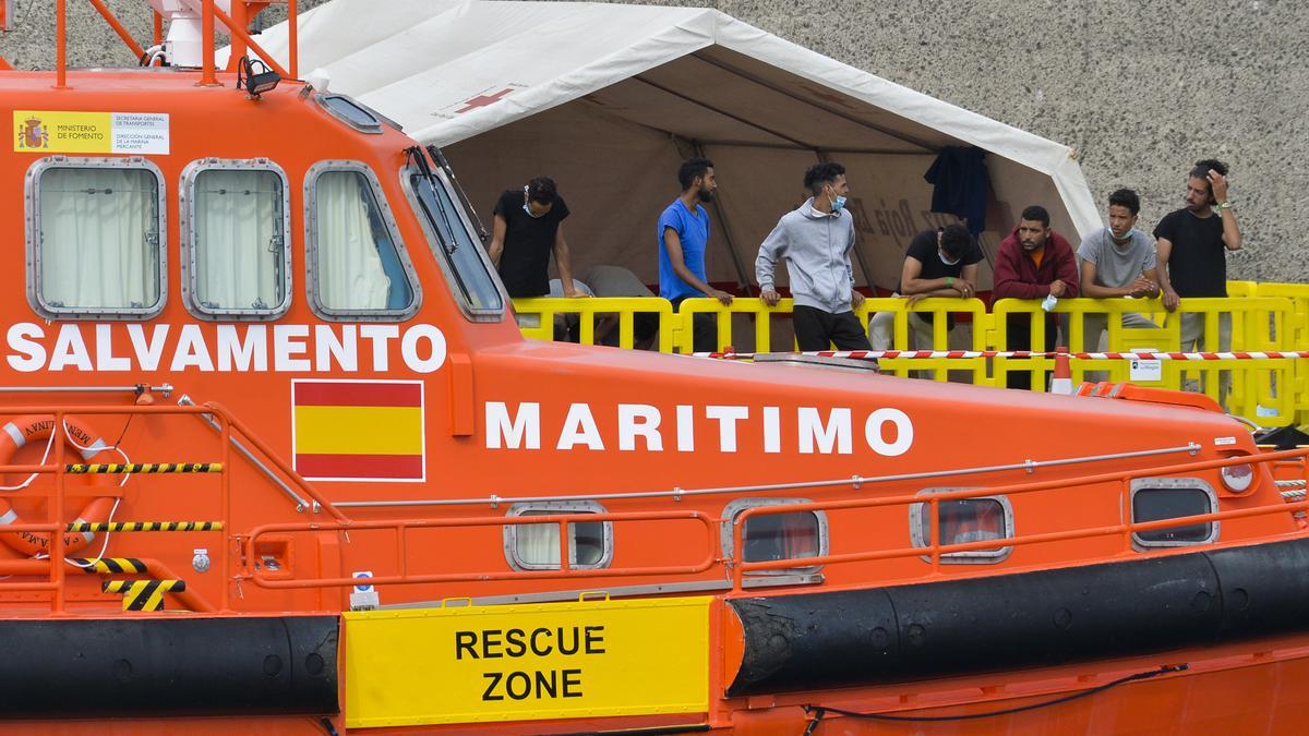 Migrantes y pateras en el puerto de Arguineguín