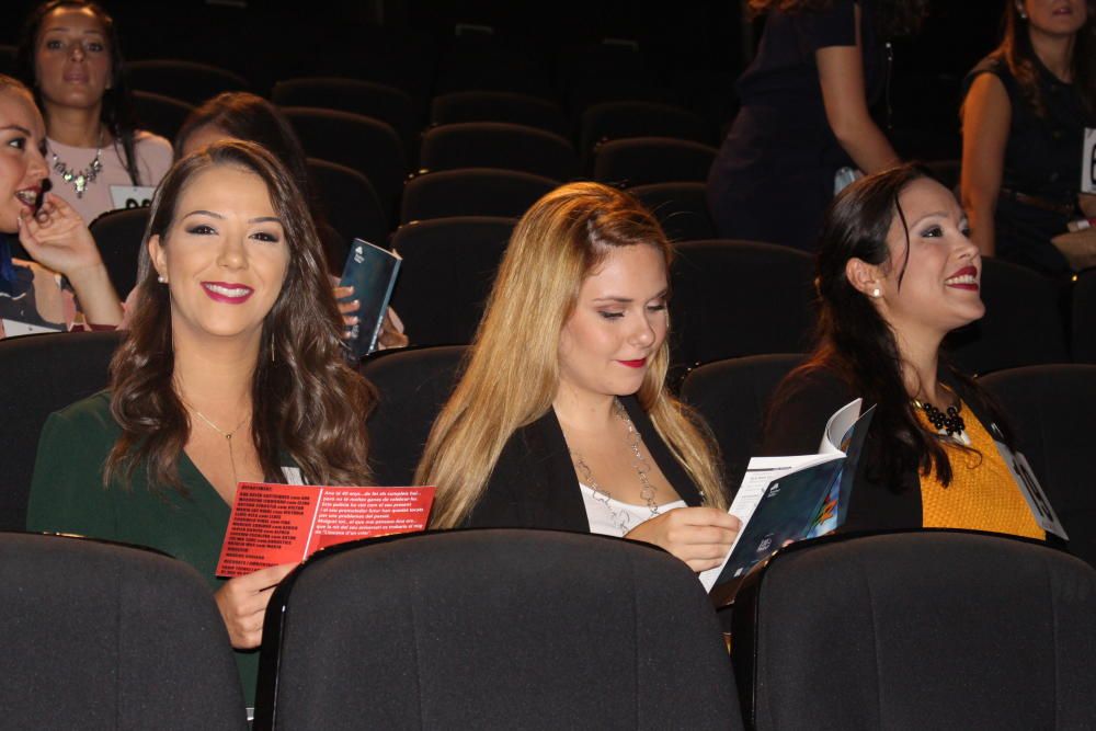 Las candidatas a fallera mayor de València visitan el concurso de teatro fallero