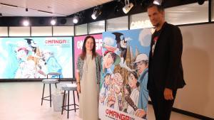 Meritxell Puig y Oriol Estrada, con el cartel del 30 Manga Barcelona, de Naoki Urasawa.
