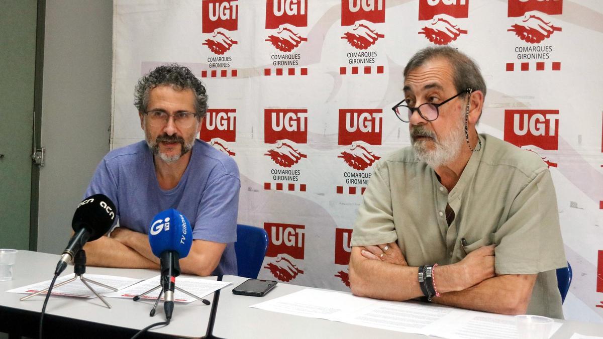 El secretari general de la UGT a les comarques gironines, Maxi Rica, i el secretari de la FeSMC del sindicat a la demarcació, Joan Muntada, durant la roda de premsa per criticar la vulneració de drets sindicals a l'hotel Azure de Lloret de Mar