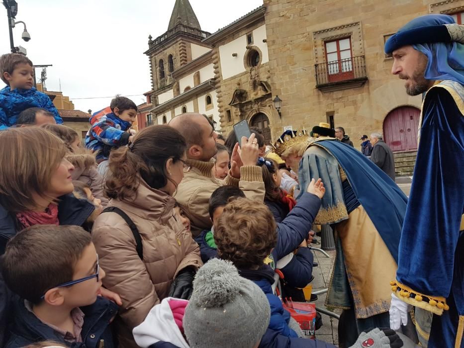 Los Reyes Magos llegan a Gijón para repartir regalos e ilusión