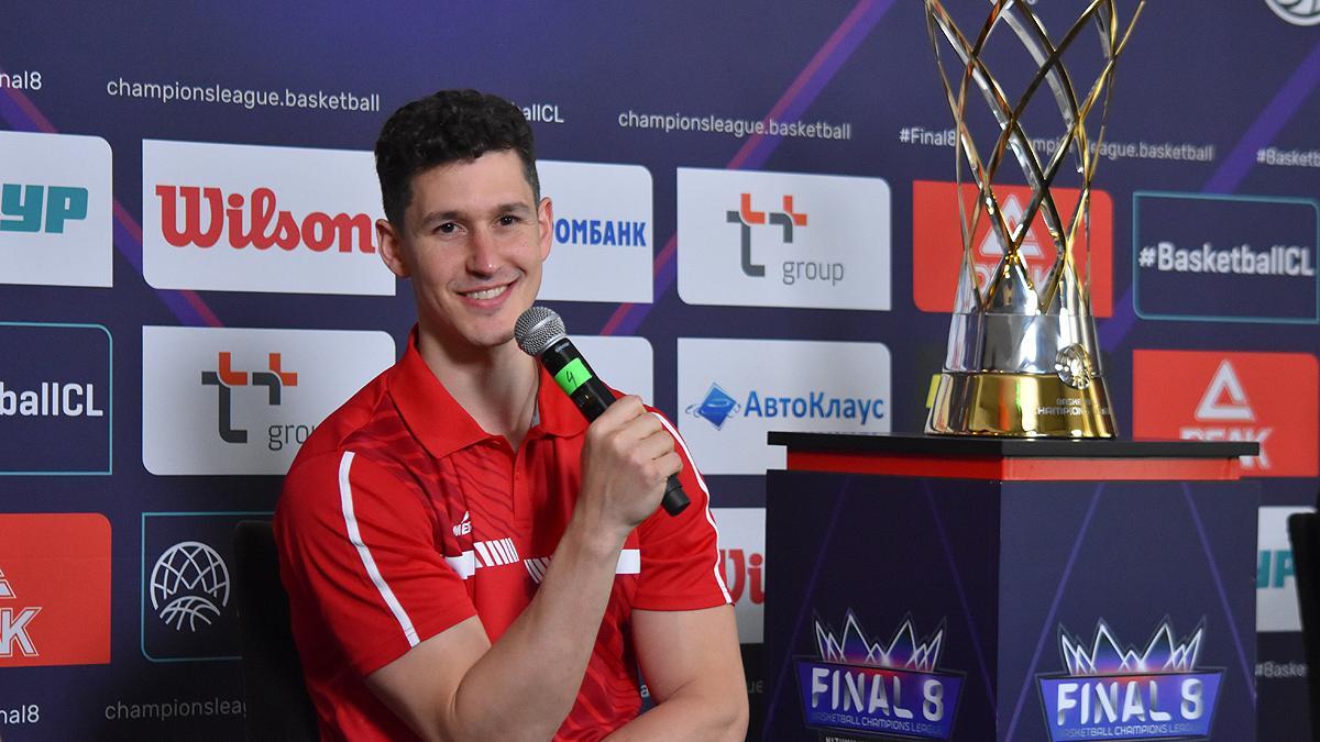 Rodrigo San Miguel, sonriente junto al trofeo durante su comparecencia ante los medios