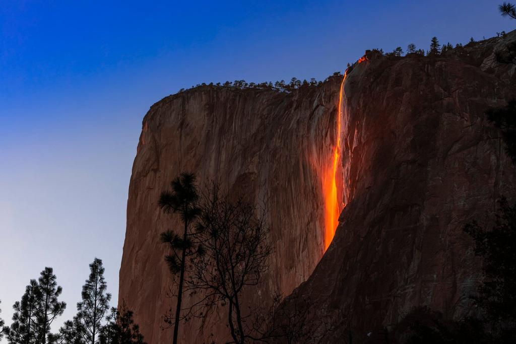 Casi todos los febreros fluye esta Cascada de Fuego por la pared del Parque Nacional de Yosemite