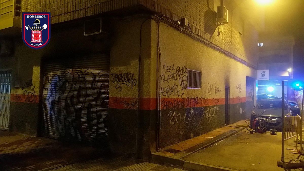 Fachada del taller incendiado