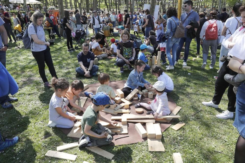 Numerosas familias participan en la Festa Miudiña en Monte dos Pozos, cita que realza el entretenimiento tradicional: sin cables ni teclas ni pantallas.