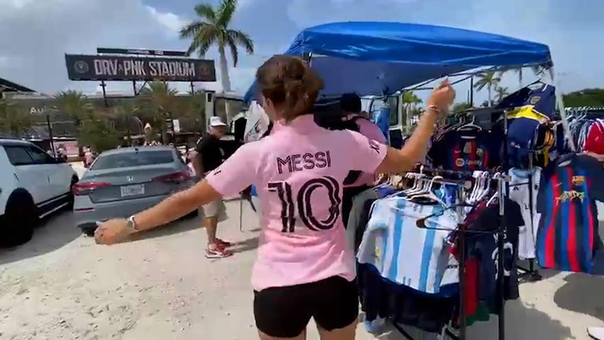 Ambientazo en las afueras del estadio DRV PNK por la presentación de Messi