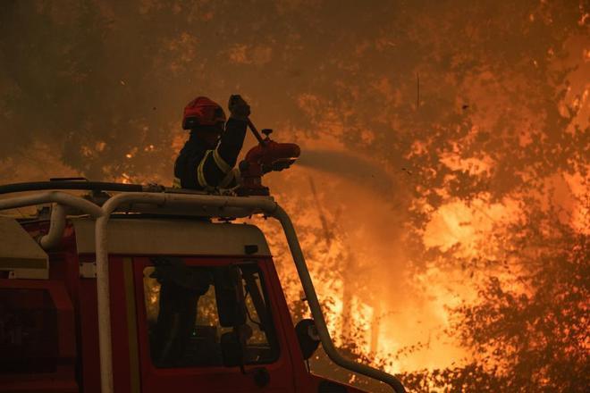 El fuego avanza sin control en Francia y se acerca a Burdeos