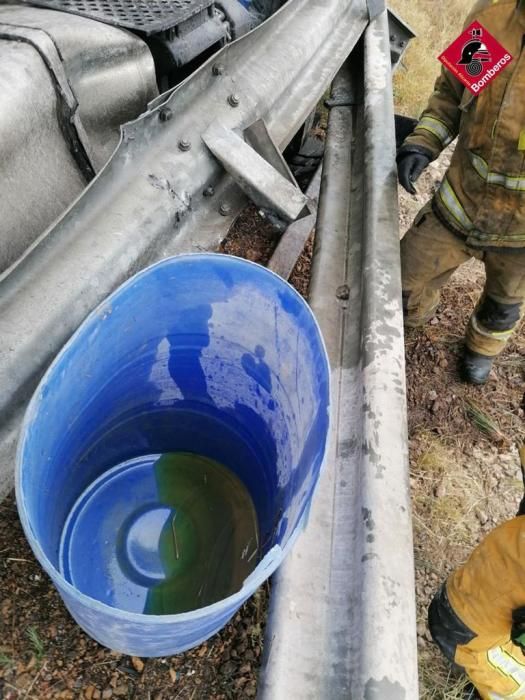 En el siniestro sin heridos ha quedado atravesado un vehículo en la mediana y se ha producido un vertido de combustible