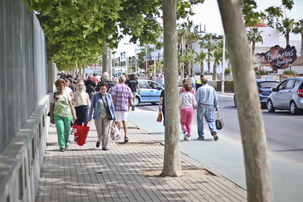 El nuevo recinto para el mercadillo de Torrevieja de los viernes se estrenó con una gran afluencia de usuarios, lo que provocó problemas de tráfico y falta de autobuses de transporte.