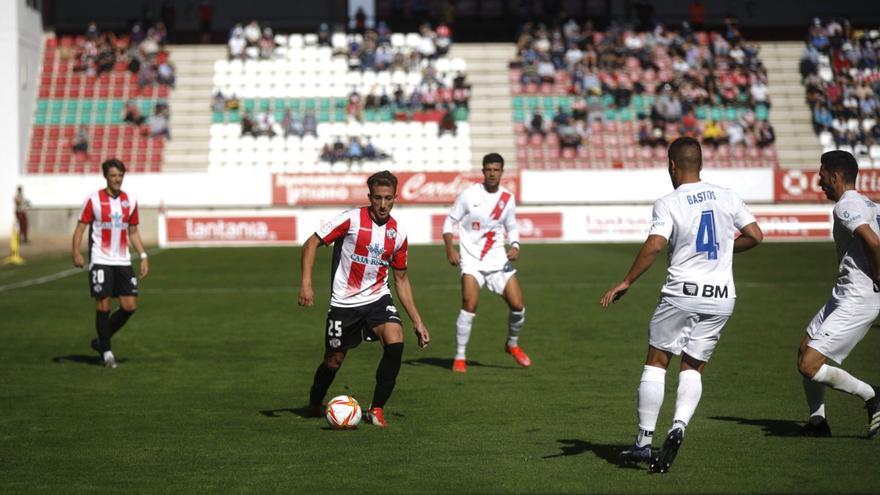 Baselga trata de progresar y poner en aprietos a la zaga rival.