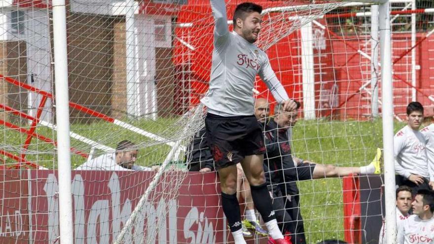 Guerrero muestra sus cualidades como portero en un entrenamiento.