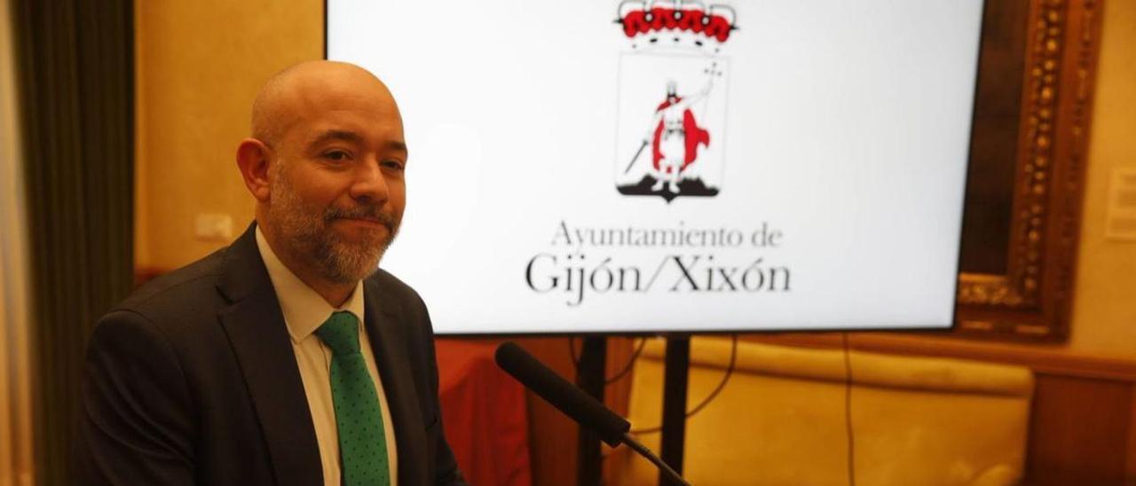 Rodrigo Pintueles, ayer, en el salón de recepciones del Ayuntamiento. | Ángel González