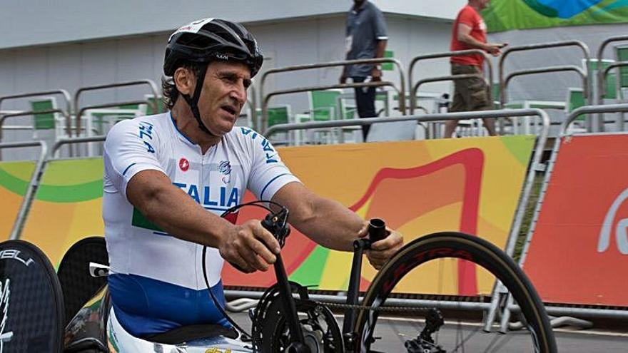 El expiloto Alex Zanardi puede ver, oír y mover la cabeza