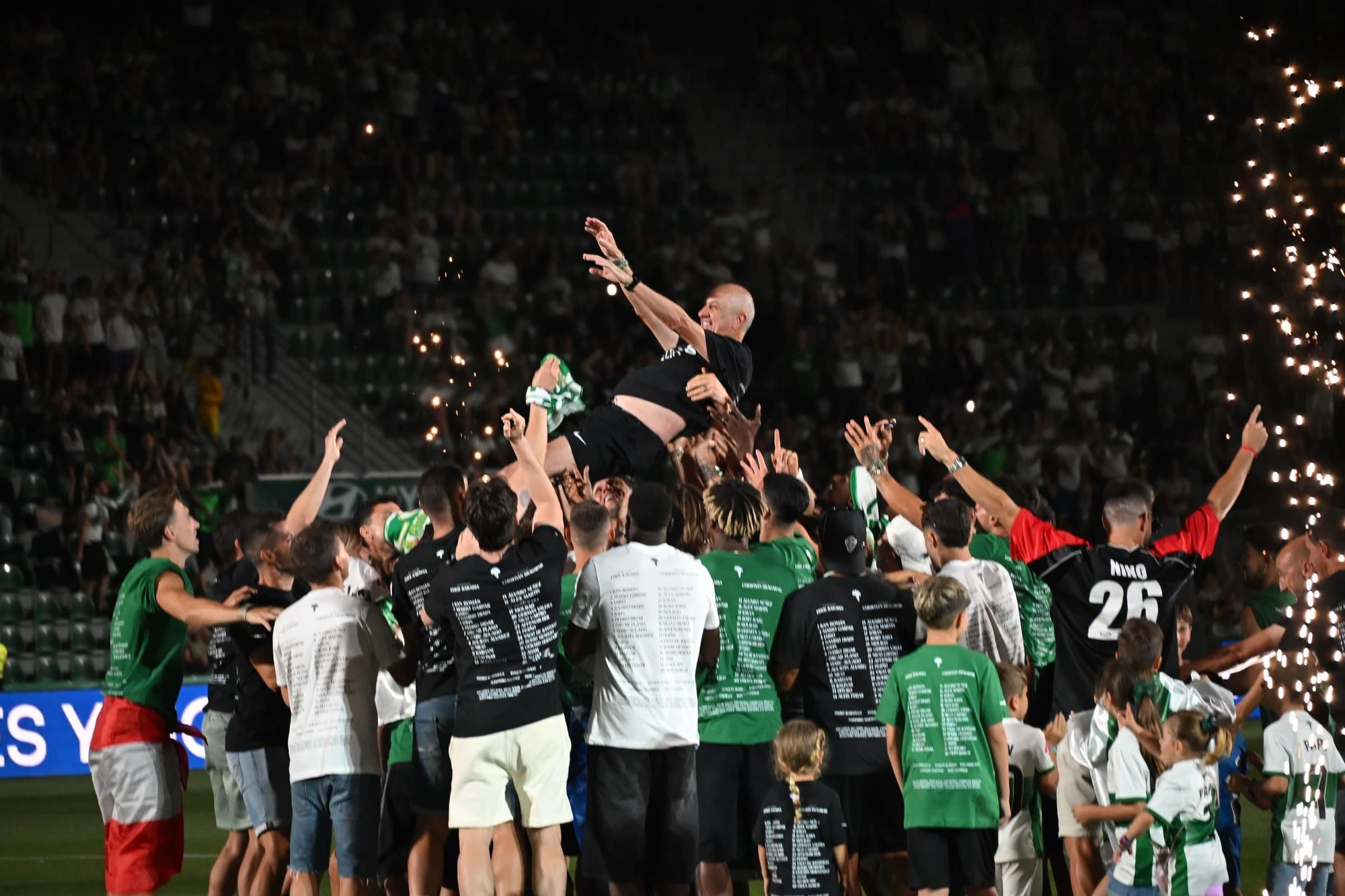 El Elche CF celebra el ascenso a Primera en el Martínez Valero