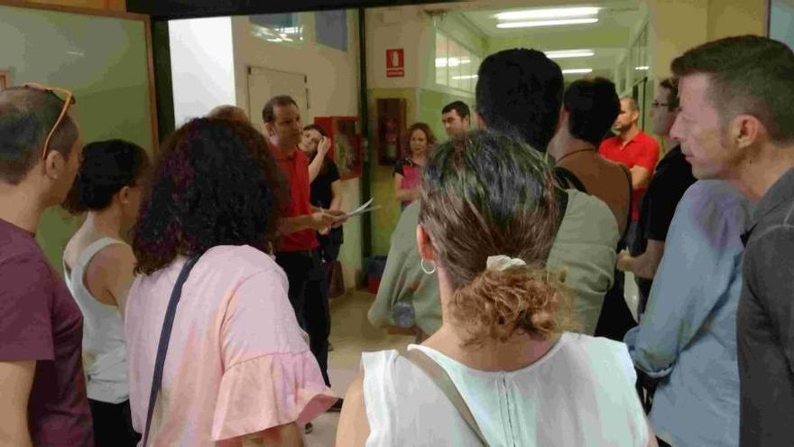 Los aspirantes esperan a entrar en el aula, el día de inicio de las oposiciones docentes .