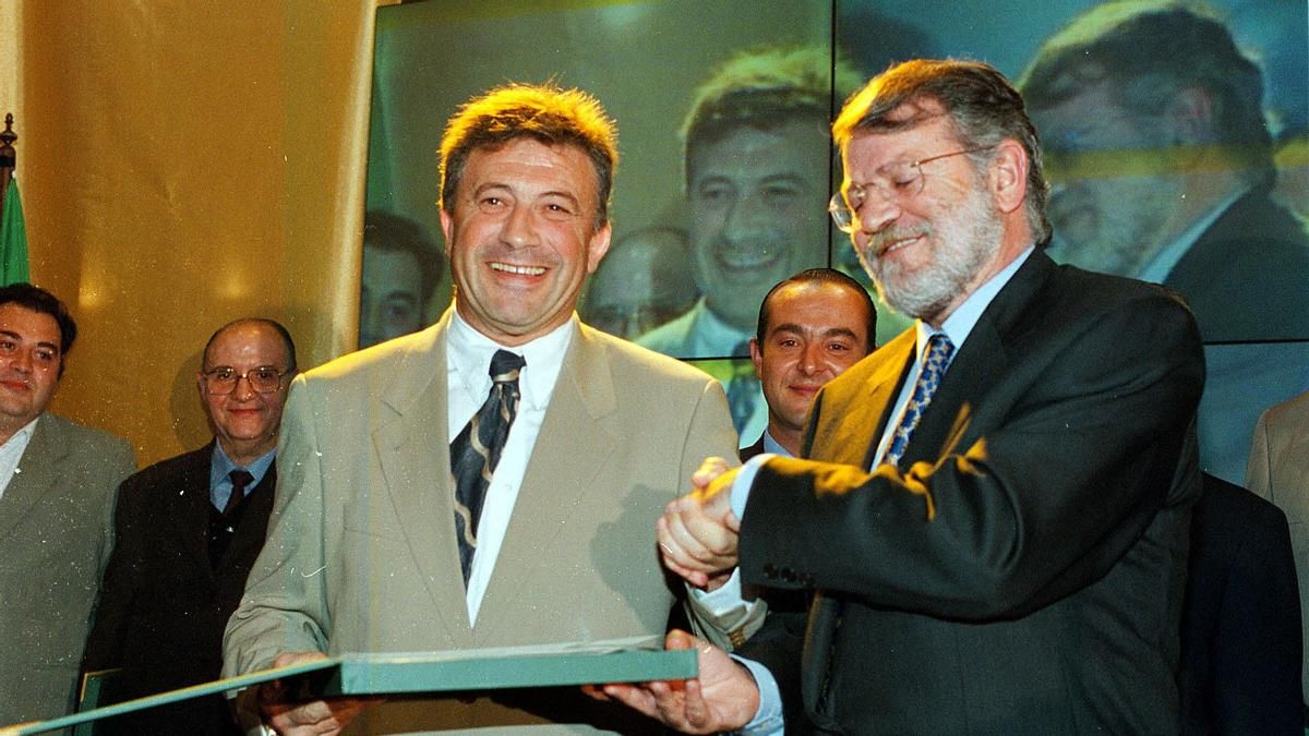 Manuel López Morenas recibe el Premio Empresario del Año 1998.