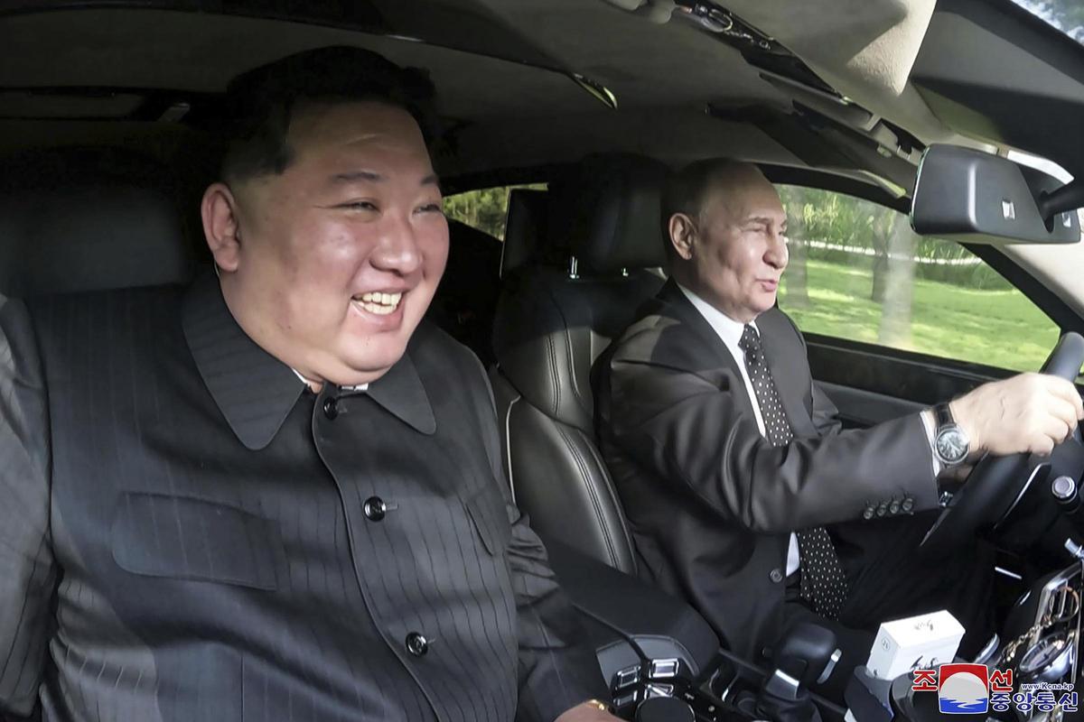 Imagen difundida por el Gobierno de Corea del Norte de Kim Jong-un y Vladímir Putin en un vehículo, durante la visita del segundo a Pionyang en junio de 2024.