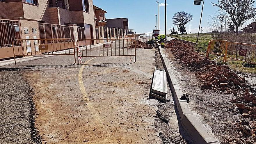 Obras de pavimentación en una calle de la urbanización.| J. A. G.