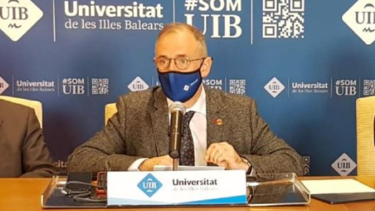 El rector de la UIB, Jaume Carot, durante la rueda de prensa. | UIB