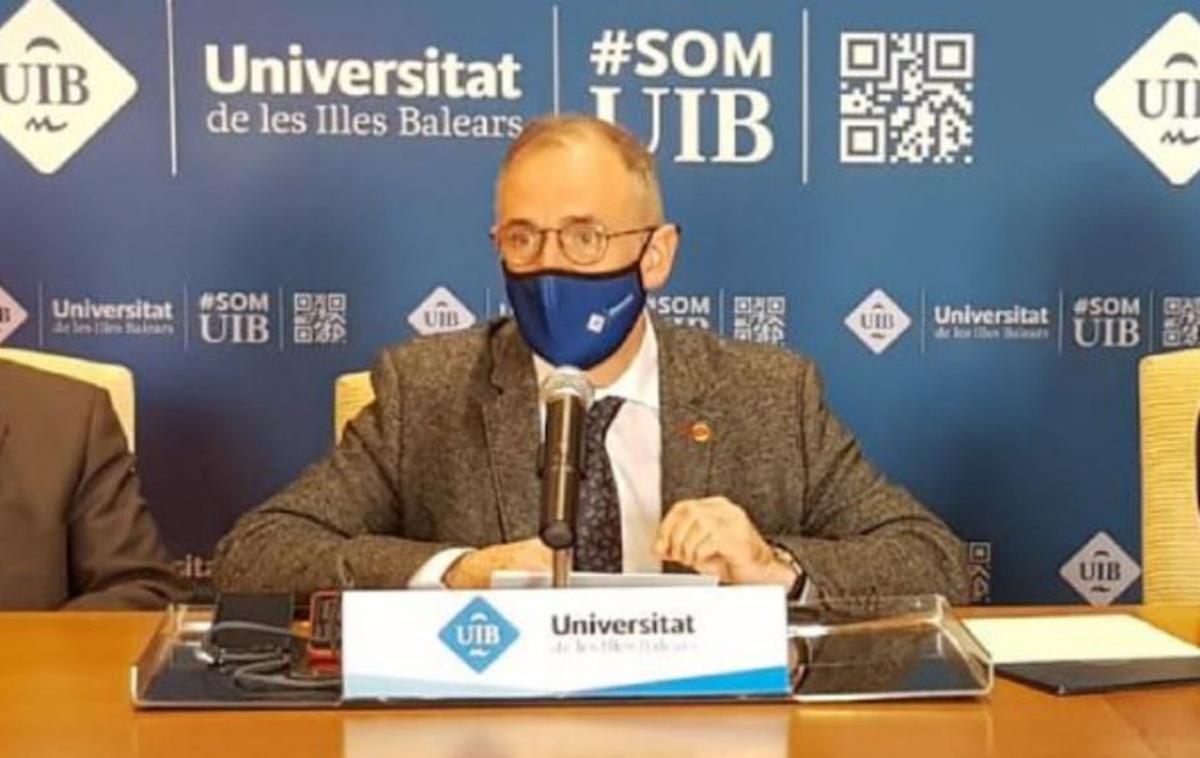El rector de la UIB, Jaume Carot, durante la rueda de prensa. | UIB
