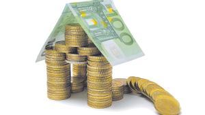 Monedas y un billete de cien euros.