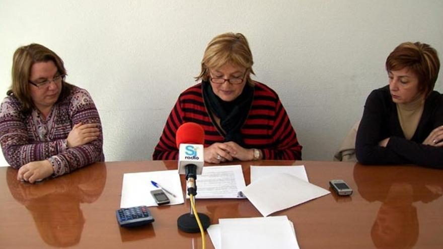 Maite Isla y otros comerciantes, ayer, durante una rueda de prensa para explicar los hechos.