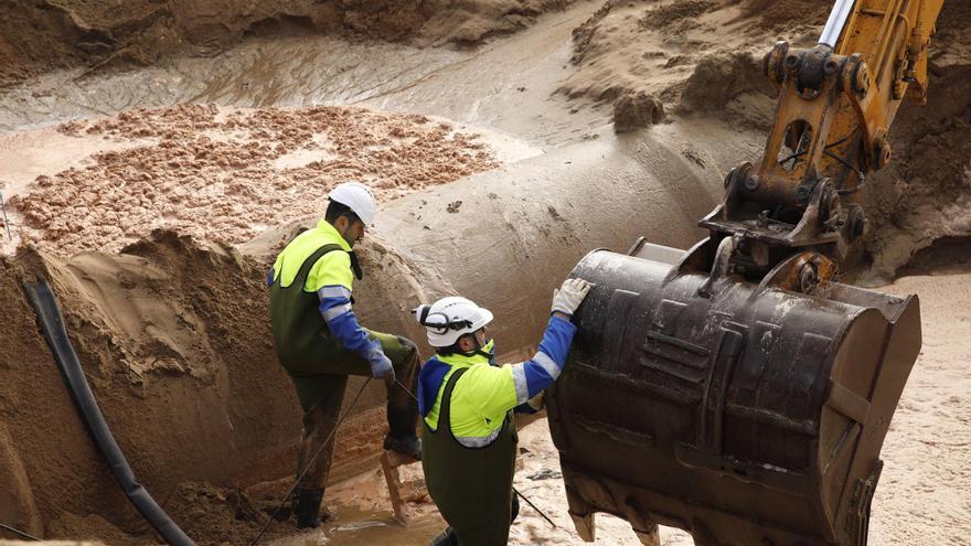 Amplio despliegue en la playa de Poniente para reparar una conducción bajo la arena (en imágenes)