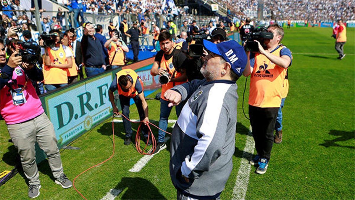 El espectacular recibimiento a Maradona en su primer partido con Gimnasia y Esgrima La Plata