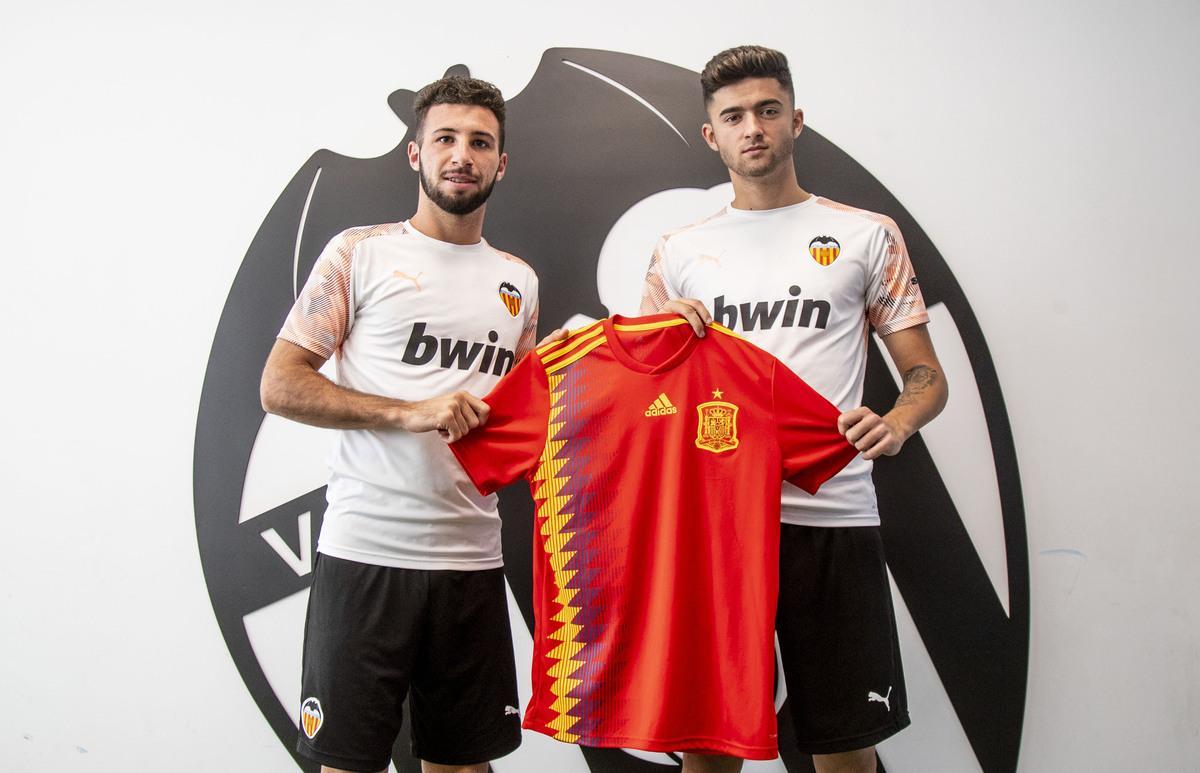 Joseda Menargues y Jordi Escobar posan con la camiseta de España