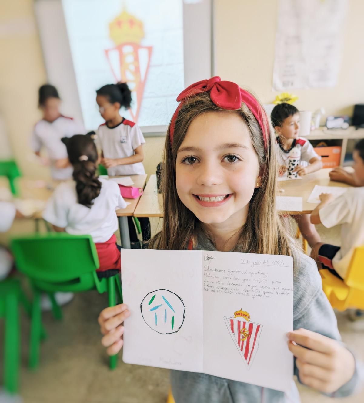 Los más pequeños alientan al Sporting con cartas (en imágenes)