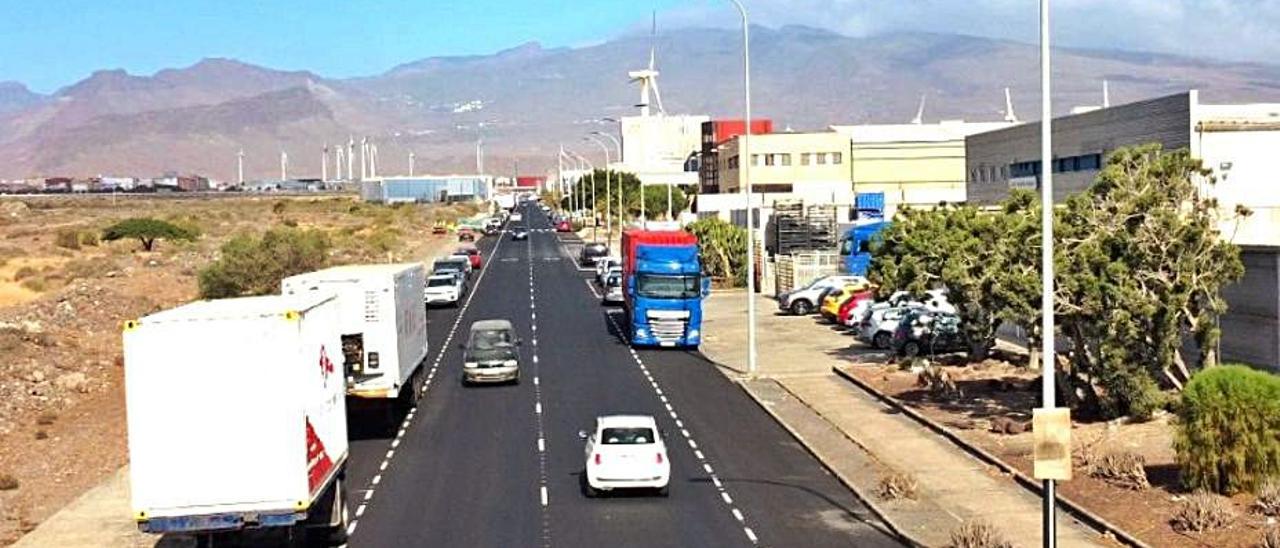 La calle Los Cactus, de la zona industrial  de Arinaga, ayer, ya reasfaltada  |