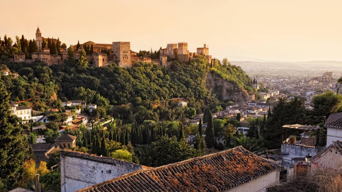 La calle más antigua de Granada es un paseo de dos kilómetros que atraviesa 2.000 años de historia
