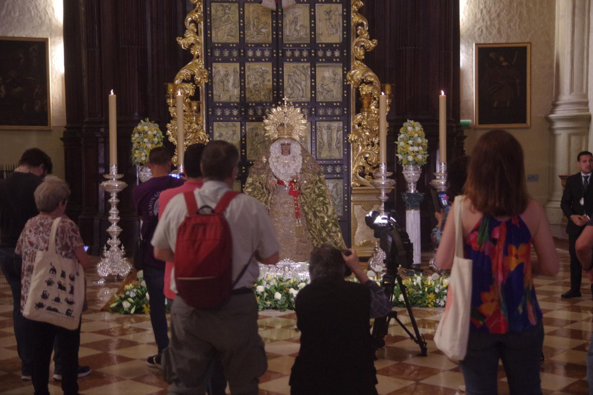 Besamanos a la Virgen de la Esperanza en la Catedral de Málaga tras participar en la procesión de Roma