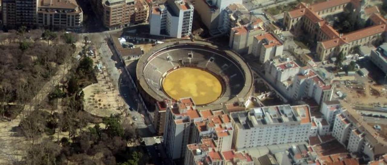 Panorámica de la plaza de la Independencia y el parque Ribalta; a la derecha del coso se encuentran las casas afectadas.