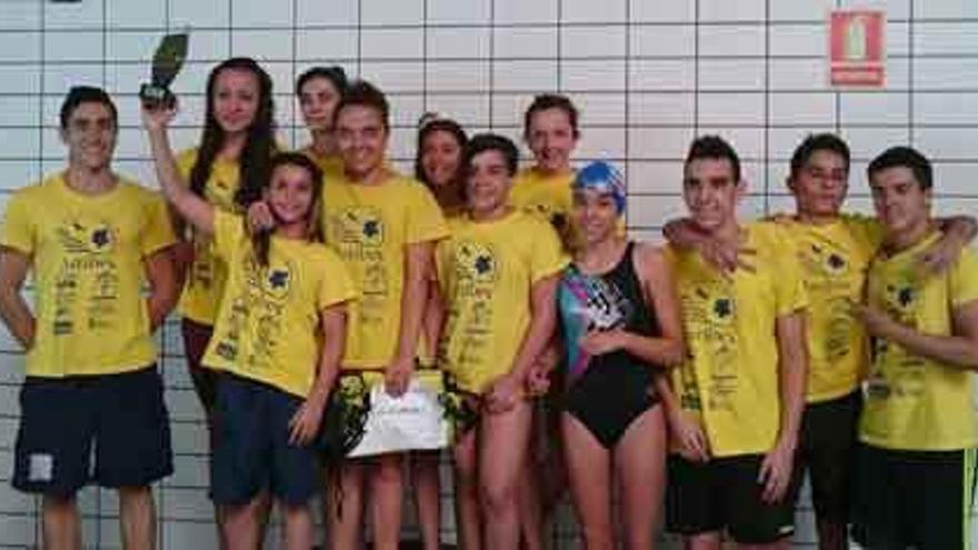 El equipo zamorano posa con su trofeo.