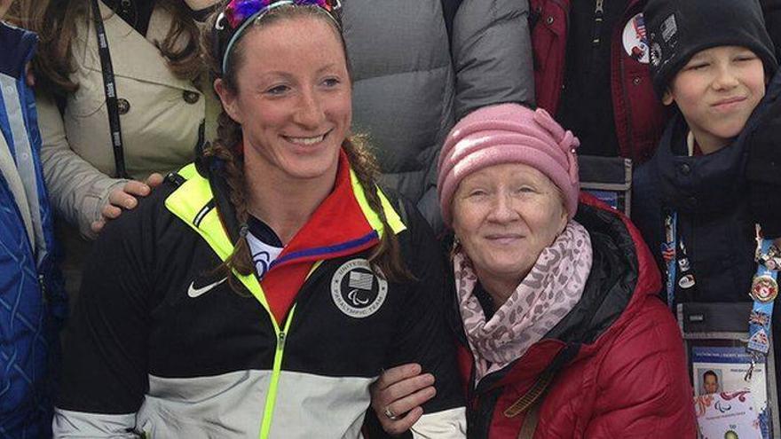 Una esquiadora paralímpica de EEUU conoce a su madre biológica en Sochi