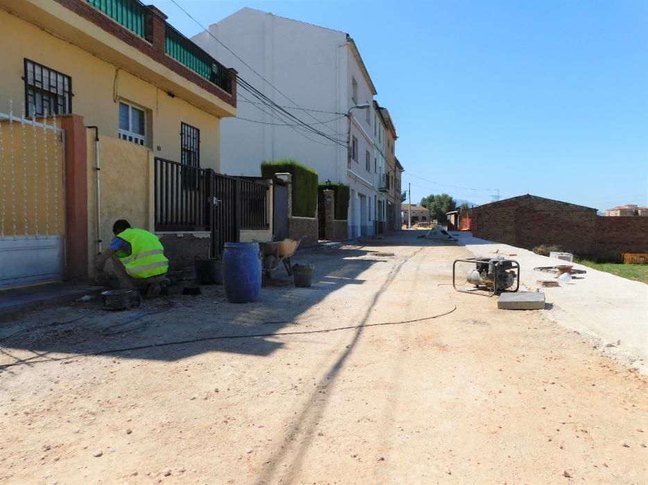 Obres al carrer del Forn i al carrer de la Pujada Roja