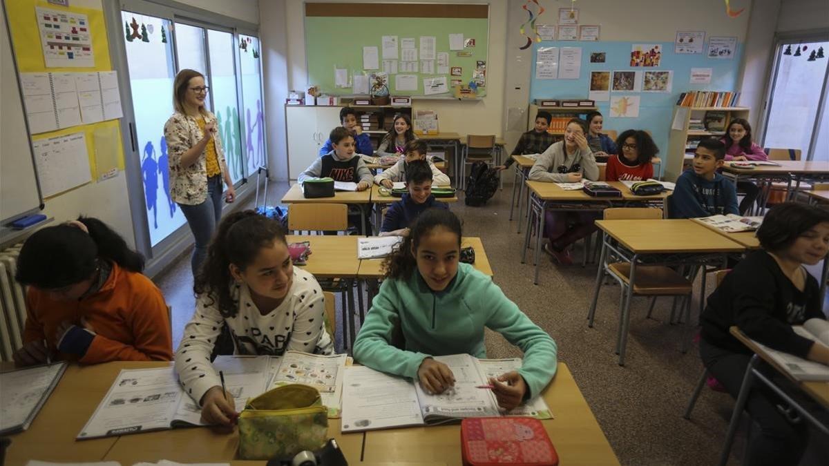 Una docente da clase en el colegio Joan Maragall de El Prat de Llobregat, el curso pasado.