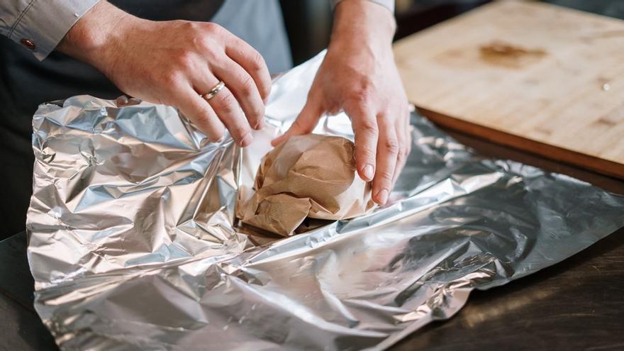 Cuidado: estos 7 alimentos no deberías envolver nunca en papel de aluminio