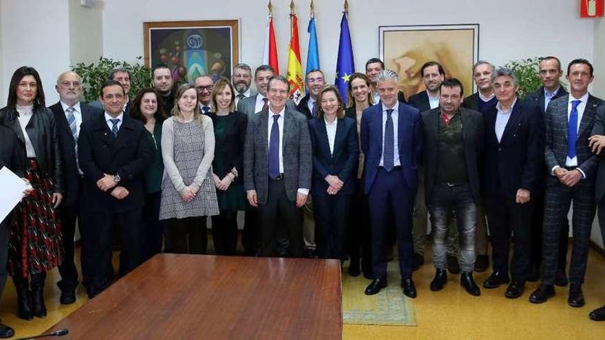 El alcalde, Abel Caballero, y el concejal de Deportes, Manel Fernández, con representantes de las empresas. // Marta G. Brea