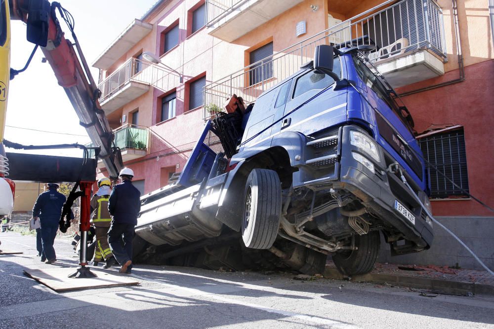 Cedeix el paviment d'un carrer de Torroella amb el pas d'un camió