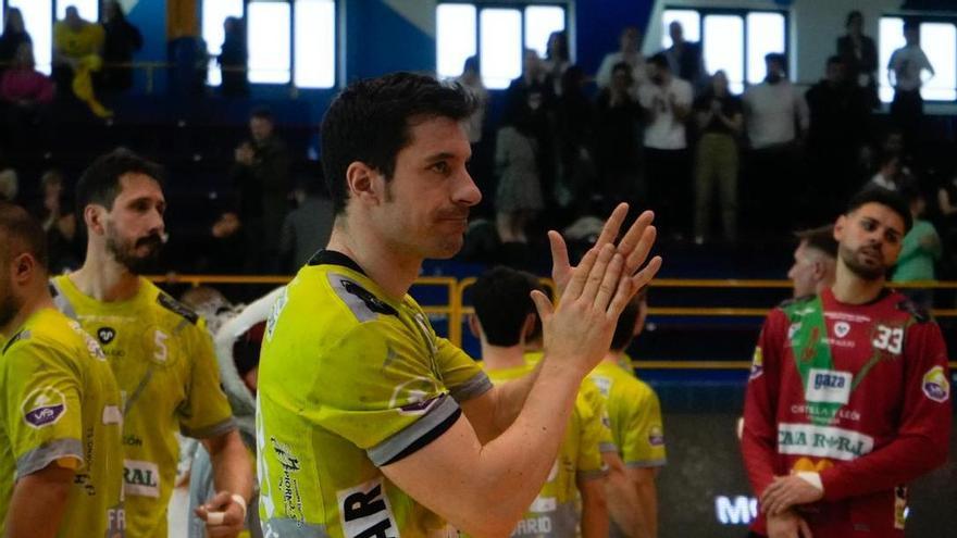 Jortos aplaude al público tras el encuentro del Balonmano Zamora Enamora frente a BM Caserío.