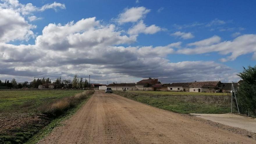 Un vehículo circula por un camino rural del término municipal de Toro. | M. J. C.