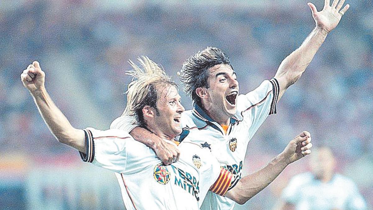 Mendieta y Claudio López, celebrando un gol con el Valencia